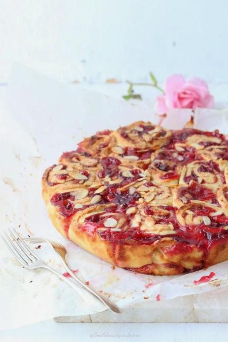 Girelle di pasta frolla con confettura di ciliegie