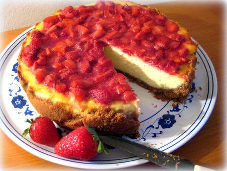 La ricetta della cheesecake con fragole e philadelphia è un must dell'estate. Rinfrescante e davvero golosa.