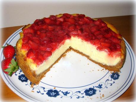 La ricetta della cheesecake con fragole e philadelphia è un must dell'estate. Rinfrescante e davvero golosa.