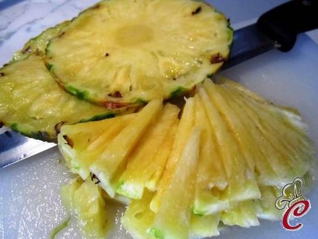 Insalata di spinaci con ananas e fragole: esserci con i colori, con la vivacità e con la consueta consapevolezza