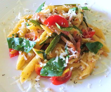 Penne alle zucchine, guanciale e Occelli al pepe nero e bacche rosa penne alle zucchine, guanciale e occelli al pepe nero e bacche rosa