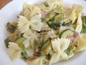 Farfalle con zucchine e pancetta