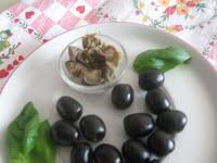 Penne mediterranee con dadolata di melanzane, capperi e olive