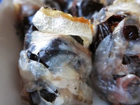 Prugne in pareo con sorpresa Prugne in pareo con sorpresa