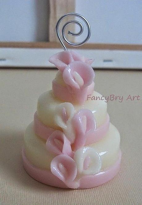 Mix di mini wedding cake segnaposto con portamemo