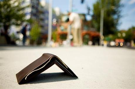 Signora lombarda perde il portafoglio e se la prende con i napoletani… portafoglio-smarrito