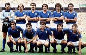 L'Italia campione del Mondo nel 1982: In piedi: Zoff (capitano), Antognoni, Scirea, Graziani, Collovati, Gentile. Accosciati: Rossi, Conti, Cabrini, Oriali, Tardelli.