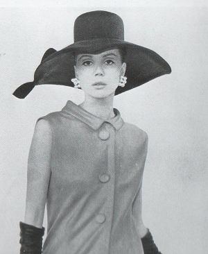 Irene Galitzine 1963 - Abito semplice accompagnato da sofisticati accessori - Pubblicato su Linea