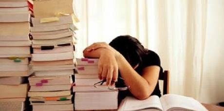 Video. Ironia vesuviana: “18 e sto, oggi studio”. Ecco le principali distrazioni… studiare