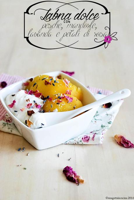 Labna dolce con pesche, mandorle, lavanda e petali di rosa