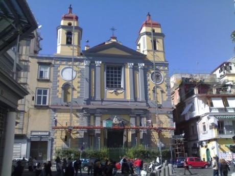 Una mattina al mercato. Quattro passi a Montesanto e lungo la Pignasecca chiesa di santa maria a montesanto