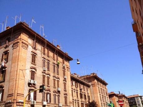 Antenne, fili, parablole, condizionatori. Se un popolo è capace di umiliare a tal punto i posti dove vive, come fa poi a parlar male dei Rom? Antenne, fili, parablole, condizionatori. Se un popolo è capace di umiliare a tal punto i posti dove vive, come fa poi a parlar male dei Rom?