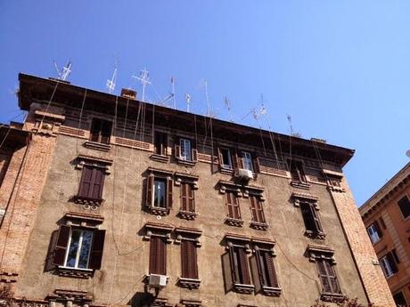 Antenne, fili, parablole, condizionatori. Se un popolo è capace di umiliare a tal punto i posti dove vive, come fa poi a parlar male dei Rom? Antenne, fili, parablole, condizionatori. Se un popolo è capace di umiliare a tal punto i posti dove vive, come fa poi a parlar male dei Rom?