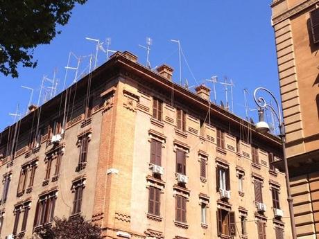 Antenne, fili, parablole, condizionatori. Se un popolo è capace di umiliare a tal punto i posti dove vive, come fa poi a parlar male dei Rom? Antenne, fili, parablole, condizionatori. Se un popolo è capace di umiliare a tal punto i posti dove vive, come fa poi a parlar male dei Rom?