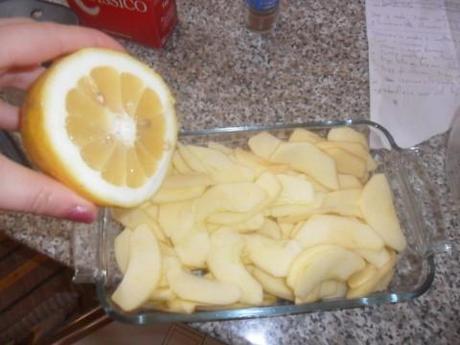 Sbucciare le mele e tagliarle a fettine non troppo sottili, grattugiare la buccia del limone e metterla da parte. 