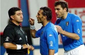 La rabbia dei giocatori italiani nei confronti dell'arbitro Moreno