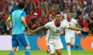 Vargas esulta sopo il gol alla Spagna