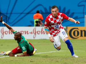 Olic esulta dopo il primo gol al Camerun