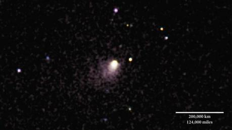 Nell'immagine si può vedere una sfera luminosa con tanto di coda: si tratta di C/2013 A1 (nota al pubblico come Siding Spring). L'immagine è stata scattata da Swift (NASA)  tra il 27 e il 29 maggio 2014. In viola si vede la  luce ultravioletta prodotta dall'idrossile (OH), un frammento molecolare dell'acqua. Crediti: NASA/Swift/D. Bodewits (UMD), DSS 