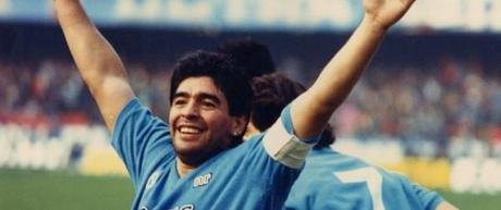 Diego Armando Maradona con la maglia del Napoli