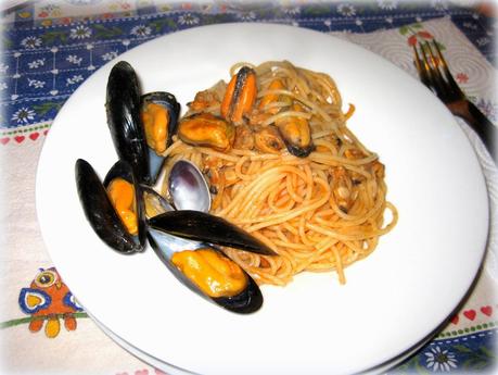 La ricetta degli spaghetti allo scoglio con cozze e vongole è perfetta per il pranzo della domenica.
