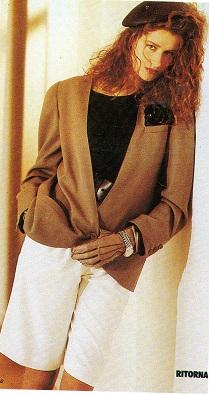Krizia 1986 - Bermuda bianchi con camicia di seta nera e giacca di color sabbia, - Tratto da Grazia