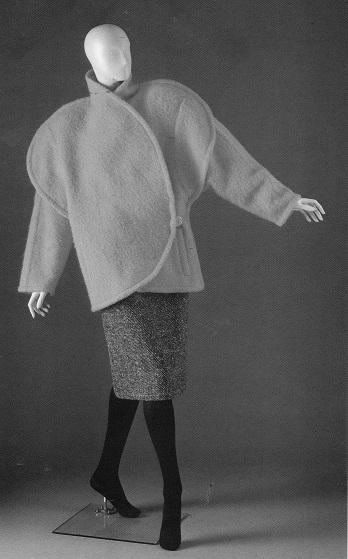 Krizia 1985 - Completo composto da giaccone sfoderato di mouflon di lana rossa e gonna di tweet grigio a righe rosse