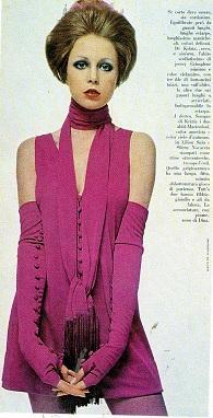 Krizia 1969 - Abito in jersey color ciclamino corredato di guanti e sciarpa in tinta - Vogue