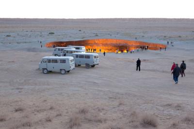 LA PORTA PER L’INFERNO – IL GIGANTESCO CHE BRUCIA DA 40 ANNI +FOTO E VIDEO