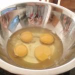 Rompere 4 uova e sbatterle con un pizzico di sale e pepe.