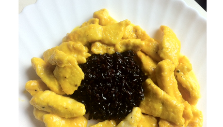 Straccetti di pollo allo zafferano e riso venere Straccetti di pollo allo zafferano e riso venere