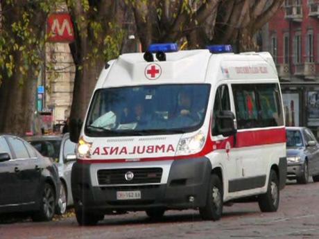 Torre Annunziata, giovane va a sbattere con l’auto. Muore il nonno e il nipote… Ambulanza
