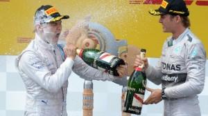 Rosberg e Bottas festeggiano sul podio del Gp d'Austria