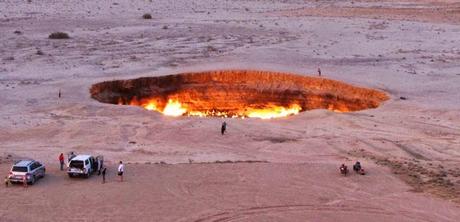 La Porta per l'Inferno: il Gigantesco Buco nel Deserto che Brucia da 40 anni!