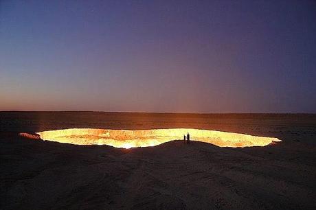 La Porta per l'Inferno: il Gigantesco Buco nel Deserto che Brucia da 40 anni!