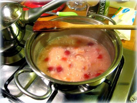 La ricetta del risotto alle ciliege è un po' inedita, ma perfetta per utilizzare le ciliege anche in una preparazione salata.
