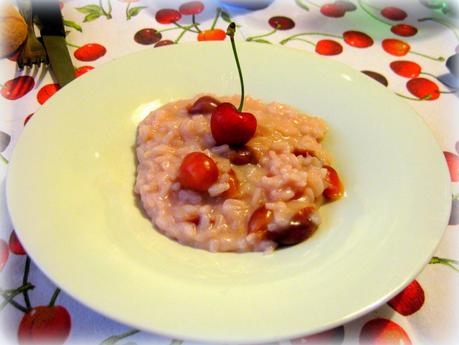 La ricetta del risotto alle ciliege è un po' inedita, ma perfetta per utilizzare le ciliege anche in una preparazione salata.
