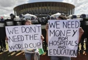 brasile protesta 300x206 Mondiale 2014: affari pallonari