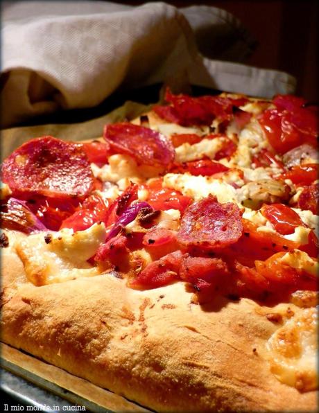 PIZZA con caprino, POMODORiNI confit e cipollotti alle ERBE di PROVENZA PIZZA con caprino, POMODORiNI confit e cipollotti alle ERBE di PROVENZA