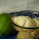 Crostata integrale con crema al limone e copertura di mandorle