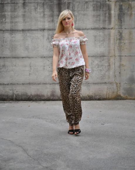 outfit pantaloni leopardati e blusa senza spalline a fiori outfit estate 2014 outfit estivi outfit giugno 2014 outfit mariafelicia magno fashion blogger di colorblock by felym mariafelicia magno fashion blogger outfit di mariafelicia magno blogger di colorblock by felym outfit blusa fornarina a fiori outfit ciondolo alviero martini prima classe outfit pantaloni stampa leopardata outfit blusa con stampa a fiori smalto azzurro sandali con fascia alla caviglia fornarina bracciale majique