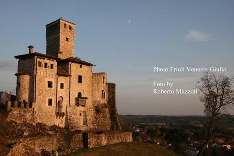Castello Savorgnano di Artegna UD illuminato dalla luce bassa del tramonto — con Roberto Mazzoli.