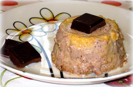 Questa ricetta della panna cotta al cioccolato arricchita con pavesini è un po' speciale oltre che buonissima.
