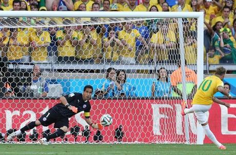 Neymar, chiamato come ultimo rigorista, batte Bravo e lancia il Brasile ai quarti. Lapresse 