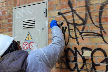 Ovunque ci sono tag, vandalismi e graffiti, ma solo a Roma non si fa nulla per debellare il fenomeno. L'esempio dei No TAG Bologna