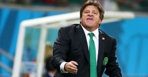 hei-voce-fiu-tecnico-mexicano-miguel-herrera-assobia-para-seus-comandados-durante-jogo-do-mexico-na-copa-com-suas-caras-bocas-selfies-e-comemoracoes-exaltadas-ele-virou-um-dos-1403615727928_956x500