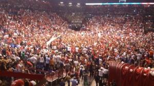 Una marea rossa riversata sul parquet del Forum.