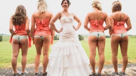 Nuova moda in Usa: Bridesmaids Mooning