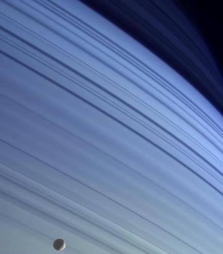 Le ombre degli anelli si stagliano sull'atmosfera di Saturno. In basso nell'immagine, ripresa il 18 gennaio 2005 dalla sonda Cassini, è visibile Mimas, una delle lune del pianeta. Crediti: NASA/JPL/Space Science Institute