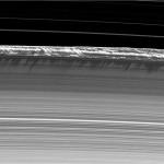 Una immagine degli anelli fotografati all'equinozio, con luce radente, della della camera di Cassini. Sono evidenti le ombre gettate sugli anelli dalle onde verticali al bordo.  